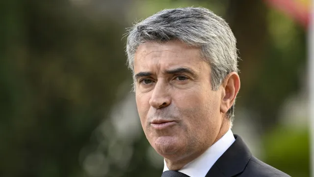 carneiro-escusa-se-a-comentar-eventual-mocao-de-censura-do-chega