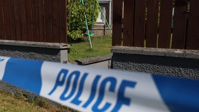 irlanda-do-norte:-menina-gravemente-ferida-encontrada-junto-a-homem-morto