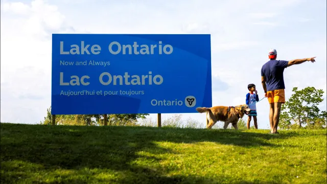 canada-inaugurou-cartaz-gigante-no-lago-ontario.-trump-ja-respondeu