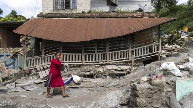 nepal-enterra-mortos-apos-devastadoras-inundacoes