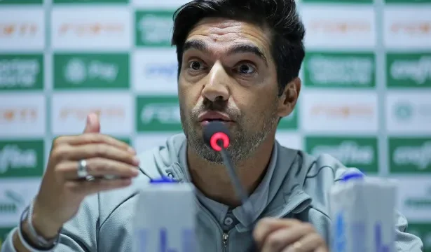 abel-cobra-vitor-roque-e-detona-arbitragem-apos-empate:-‘e-inacreditavel’