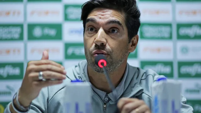 abel-cobra-vitor-roque-e-detona-arbitragem-apos-empate:-‘e-inacreditavel’