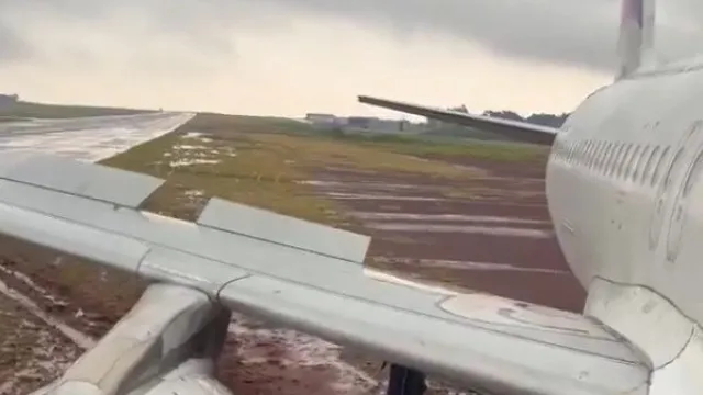 aviao-sai-da-pista-e-fica-atolado-na-lama-em-aeroporto-no-brasil