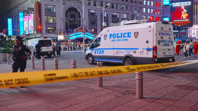 mulher-abatida-pela-policia-apos-matar-pessoa-a-facada-na-times-square