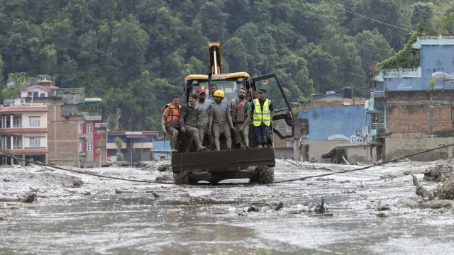 nepal:-“o-que-querem-que-facamos-com-pensos-se-nao-temos-roupa-interior?”