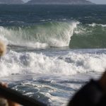 rio-tera-dia-de-chuva,-com-temperatura-em-declinio-e-mar-de-ressaca
