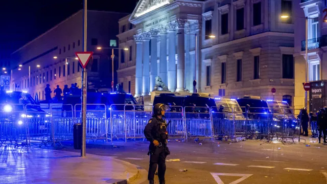 policia-dispersa-manifestacao-pro-ceuta-em-frente-ao-congresso-em-madrid