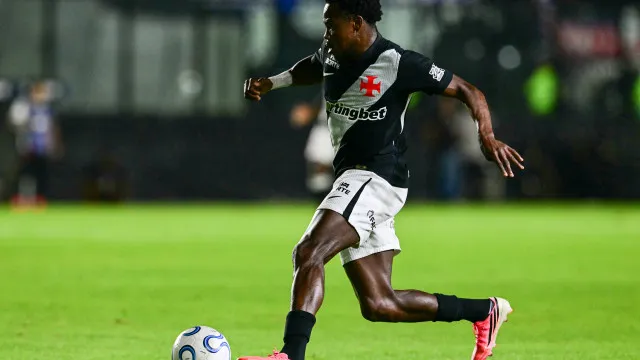 vasco-brilha-no-2o-tempo,-derruba-o-vitoria-e-vai-encarar-palmeiras-na-semi