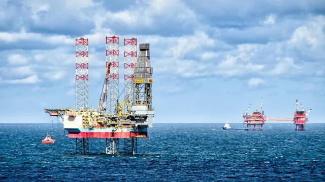mas-noticias-para-os-combustiveis:-brent-dispara-1,5%-e-supera-97-dolares