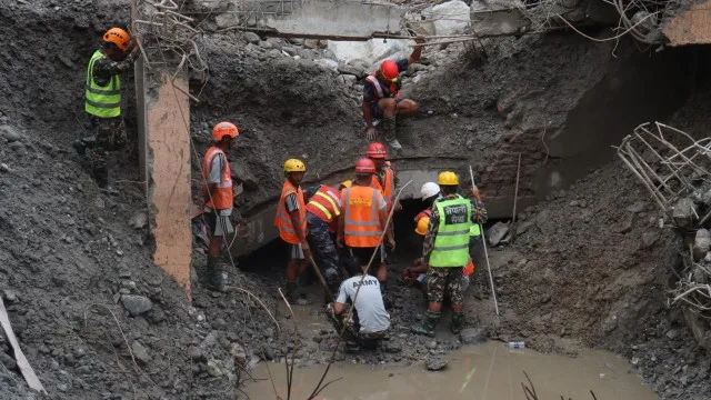 dois-trabalhadores-resgatados-com-vida-de-um-tunel-no-norte-do-nepal