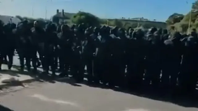 manifestantes-mascarados-bloqueiam-o-porto-britanico-de-dover