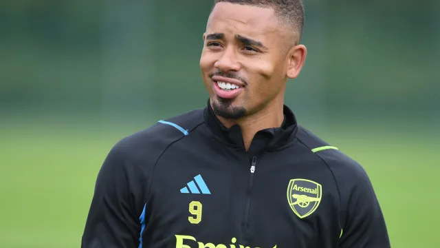 hansi-flick-elogia-gabriel-jesus-e-atacante-pode-estrear-pelo-barcelona