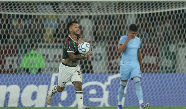 lucho-acosta-sai-do-banco,-decide-e-fluminense-vence-vasco-pelo-brasileirao