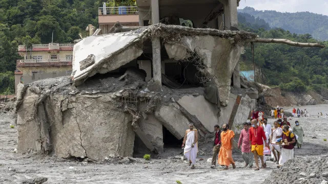 nepal-sobe-para-1355-n.o-de-mortos-e-mantem-cinco-mil-desaparecidos
