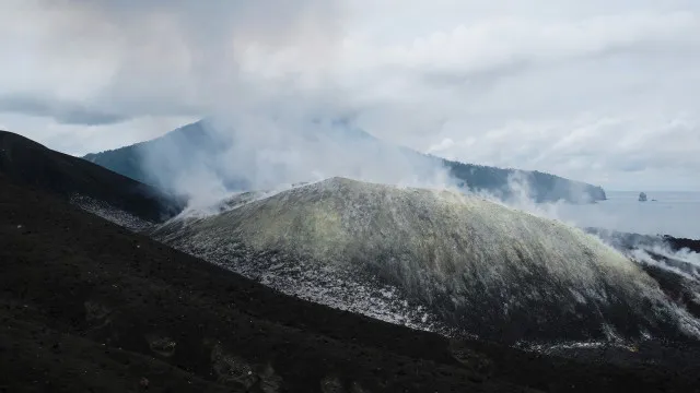 erupcao-vulcanica-na-indonesia-deixa-170-mil-passageiros-retidos
