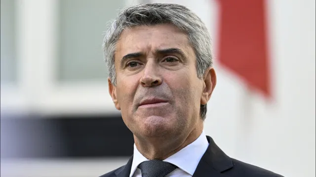 mocao?-ps-defende-abstencao-“para-evitar-crise”.-“nao-iliba-governo”