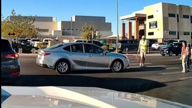 salta-para-frente-de-carro-para-evitar-atropelamento-de-criancas:-o-video