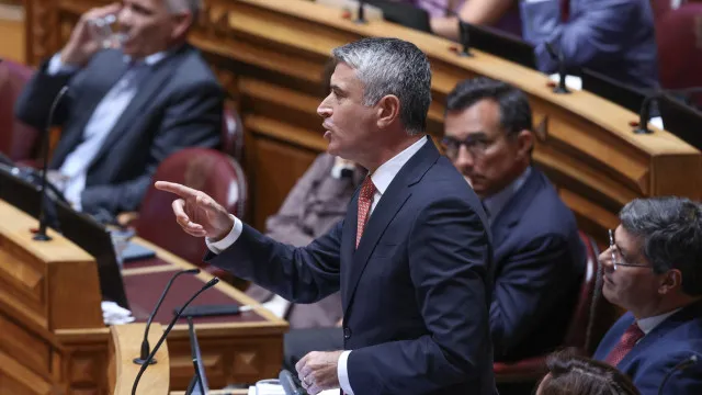 carneiro:-abstencao-do-ps-trava-crise-politica-e-censura-governo