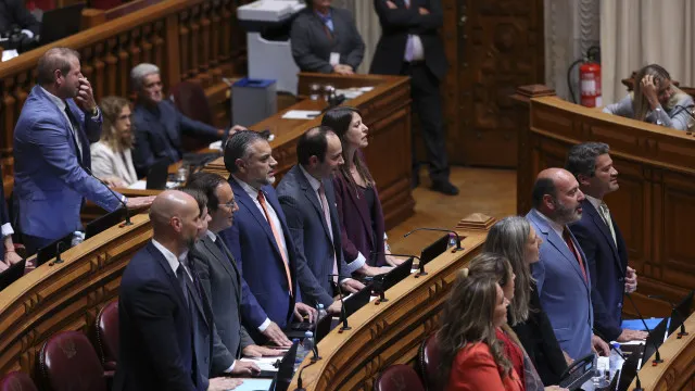 bancada-do-chega-levanta-se-e-grita-“demissao”-apos-o-chumbo-da-mocao