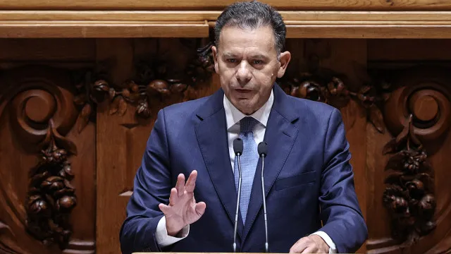 ao-minuto:-mocao-de-censura-chumbada.-gritos-de-“demissao”-no-parlamento