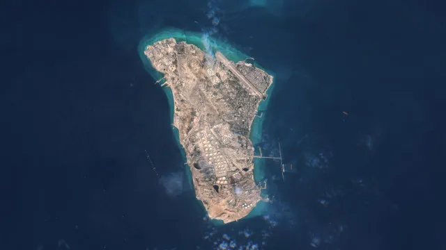 petroleiro-iraniano-atacado-pelos-eua-ao-largo-da-ilha-de-kharg