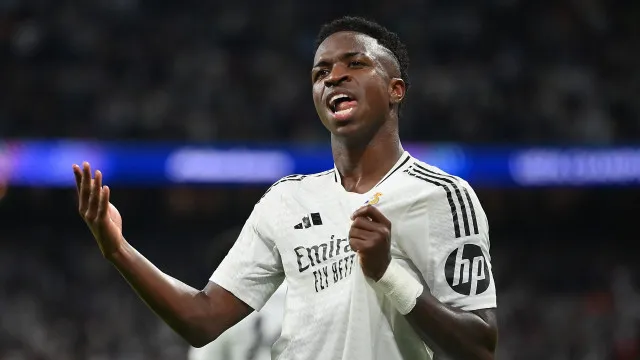 vini-jr.-e-mais-2-brasileiros-concorrem-a-bola-de-ouro;-raphinha-e-cr7-fora