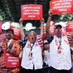 de-vermelho-e-com-chapeus-de-cowboy,-republicanos-chegam-a-convencao