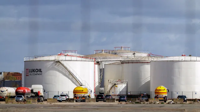 brent-sobe-1,14%-e-ultrapassa-102-dolares-pela-primeira-vez-desde-maio