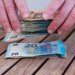 tem-10.000e-no-banco?-pode-estar-a-perder-706e-por-ano,-revela-estudo