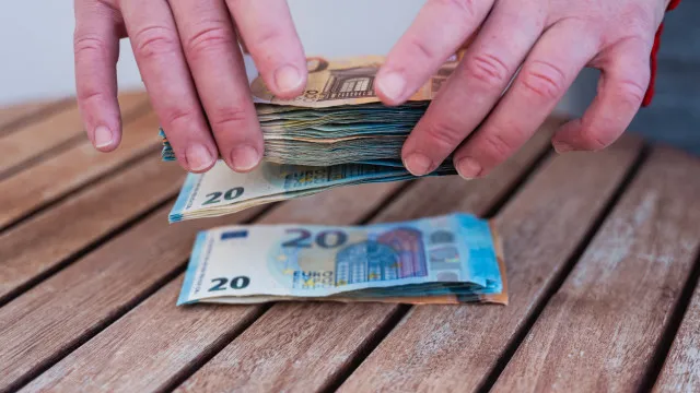 tem-10.000e-no-banco?-pode-estar-a-perder-706e-por-ano,-revela-estudo