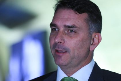 mendonca-incluiu-flavio-bolsonaro-como-investigado-no-caso-dark-horse