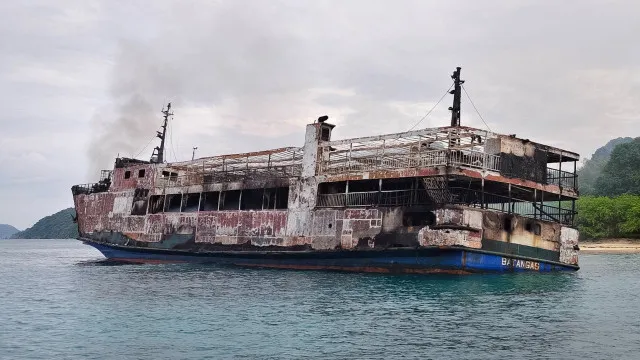 autoridades-filipinas-recuperam-mais-30-corpos-de-navio-incendiado