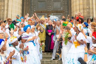 padre-impede-lavagem-da-madeleine,-celebracao-afro-brasileira-em-paris
