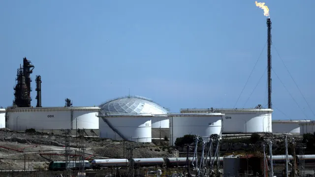 barril-de-brent-ultrapassa-barreira-de-100-dolares-(maximo-desde-julho)
