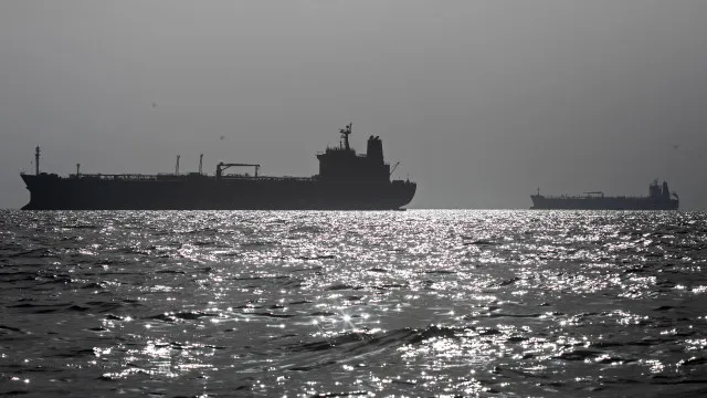 projetil-de-origem-desconhecida-atinge-navio-no-estreito-de-ormuz