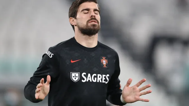torcedores-rivais-provocam-ruben-neves-com-morte-de-diogo-jota;-cr7-defende-companheiro