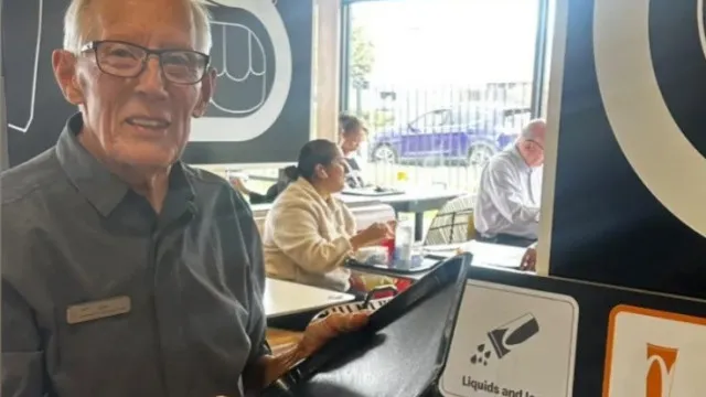 funcionario-do-mcdonald’s-de-91-anos-torna-se-viral.-“mantem-me-vivo”
