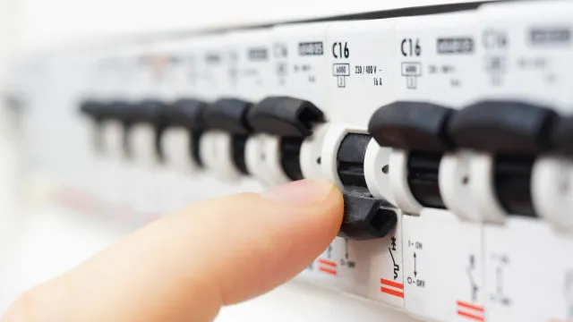 fatura-da-eletricidade-no-mercado-regulado-sobe-2,7%-em-outubro