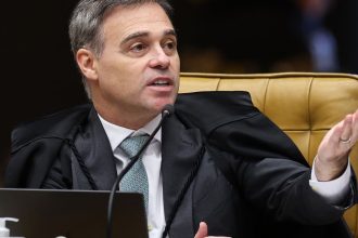 mendonca-acompanha-fachin-e-vota-por-julgamento-separado-de-moraes