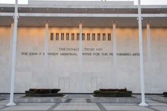 juiz-norte-americano-impede-recolocacao-do-nome-de-trump-no-kennedy-center