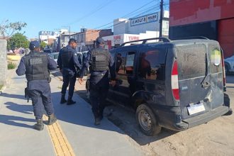 carro-abandonado-em-via-publica-estaria-sendo-usado-por-menores-para-consumo-de-drogas-e-esconder-produtos-furtados-de-escolas-em-coite