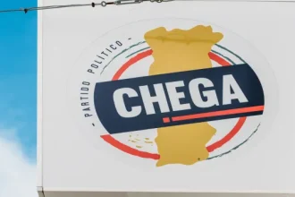 bandeiras?-chega-ameaca-contribuir-para-reprovar-alteracoes-do-psd