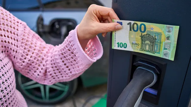 quanto-custa-carregar-um-carro-eletrico?-este-simulador-ajuda-a-poupar