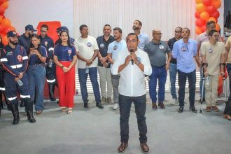 prefeitura-de-mascote-entrega-base-do-samu,-onibus-escolar-e-titulos-de-terra-a-populacao