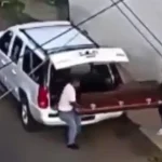 mexico:-homens-retiram-caixao-de-carrinha-funeraria-e-deixam-no-na-rua