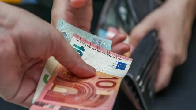 970e,-1.000e…-salario-minimo-divide-patroes-e-sindicatos:-o-que-vem-ai?