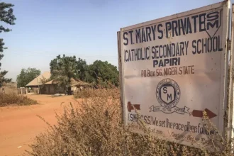 pelo-menos-37-pessoas-morreram-em-centro-de-detencao-no-centro-da-nigeria