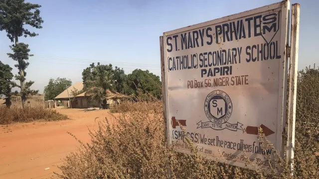 pelo-menos-37-pessoas-morreram-em-centro-de-detencao-no-centro-da-nigeria