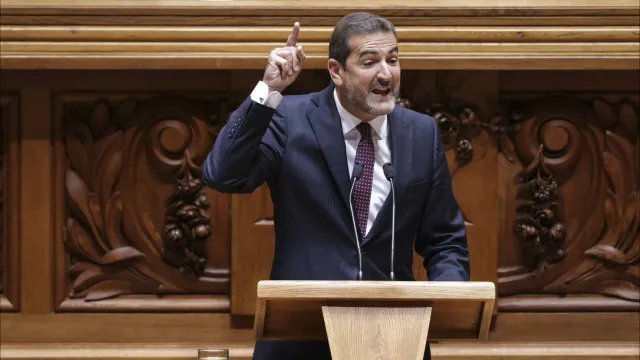 psd-acusa-carneiro-de-defender-medidas-“a-pensar-nas-sondagens”