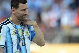 o-clube-que-ainda-sonha-com-messi:-“enquanto-jogar,-ha-esperanca”